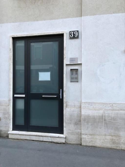 Bilocale In Bande Nere-Metro Rossa Duomo Milão Exterior foto