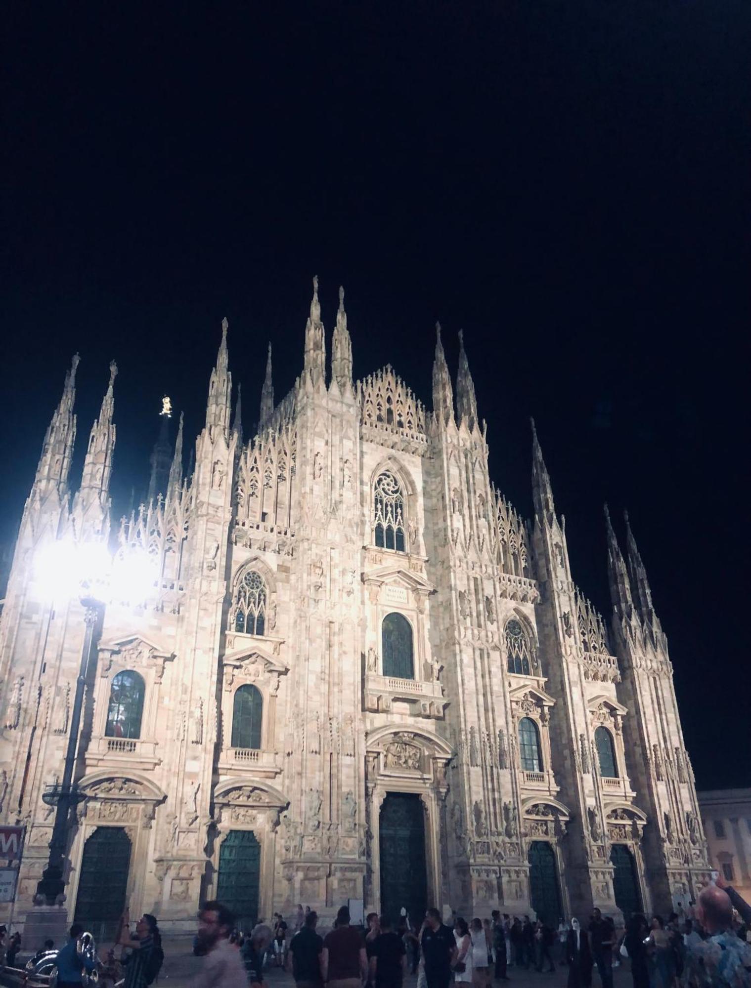 Bilocale In Bande Nere-Metro Rossa Duomo Milão Exterior foto