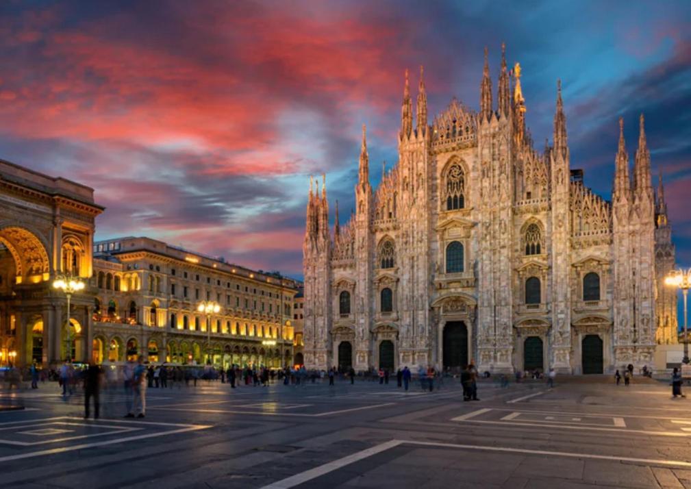Bilocale In Bande Nere-Metro Rossa Duomo Milão Exterior foto