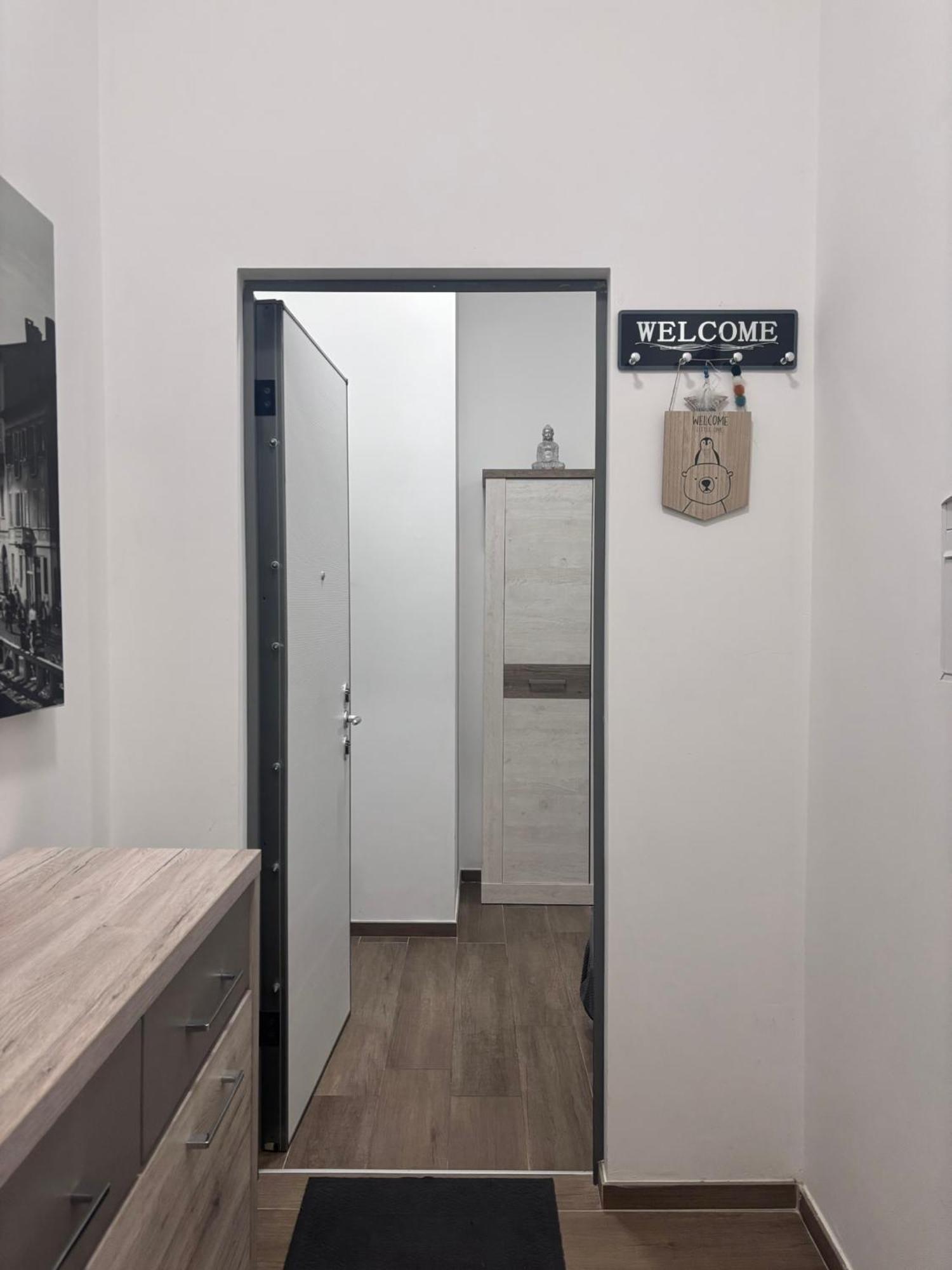 Bilocale In Bande Nere-Metro Rossa Duomo Milão Exterior foto